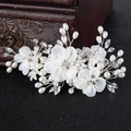 Elegante pasador de novia con flores de seda blancas perlas y cristales sobre fondo negro - Estilo de Flor Blanca (FS010)