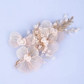 Dettaglio dell'accessorio capelli sposa dorato con fiori in metallo e perle bianche - Oro