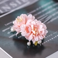 Eleganter Haarnadel mit rosa Stoffblume, weißen Perlen und Blättern auf Vintage-Magazin - Rosa (GZ1520)