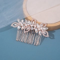 Détail d'un peigne de mariée avec strass marquise et perles sur base dorée - Peigne à cheveux / Or rose
