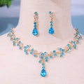Detail von Brautschmuckset mit blauen Wassertropfenkristallen auf Goldkette und Ohrringen - Seeblau