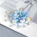 Épingle à cheveux vintage avec fleur en tissu bleu et perles blanches argentées - Bleu (GZ1530)