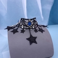 Choker in pizzo nero gotico con gemma blu e ciondoli a stella per feste di Halloween - Choker in Pizzo Stella Nera