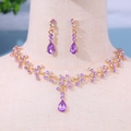 Elegantes Brautschmuck-Set mit lila Wassertropfen-Kristallen und Gold-Halskette - Lila