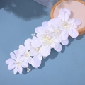 Dettaglio di un accessorio per capelli da sposa fatto a mano con fiori e perle bianche - Copricapo Fiore Bianco / Bianco