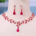 Elegantes vergoldetes Brautschmuck-Set mit rosaroten Straßsteinen und Tropfenanhängern - Fuchsia