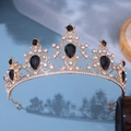Dettaglio di corona vintage dorata con gemme nere a goccia e strass scintillanti - Base Oro Strass Nero