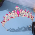 Dettaglio ravvicinato della corona da sposa dorata con gemme rosa a goccia e cristalli bianchi - Oro Rosa Rosso