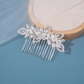Peigne à cheveux argenté avec strass élégants et perles blanches au design floral - Peigne à cheveux / Argent