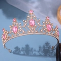 Dettaglio corona da sposa dorata con cristalli rosa a goccia e strass bianchi - Oro / Rosa