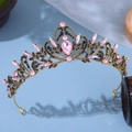Vue détaillée d'une couronne en bronze vintage avec cristaux roses et perles noires - Noir Rose
