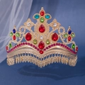 Corona de novia dorada con diamantes de colores y flecos bohemios sobre fondo azul oscuro - Estilo Étnico Multicolor(845)