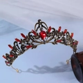Détail d'une couronne de mariée rétro en bronze ornée de cristaux rouges et de diamants noirs - Noir Rouge