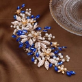 Détail d'un peigne à cheveux de mariée avec fleurs dorées, perles et cristaux bleus - Or Bleu Royal