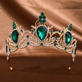 Detalle de la corona barroca con filigrana dorada y grandes gemas color verde esmeralda - Verde
