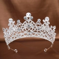 Dettagli della corona da sposa in argento con cristalli e motivi a cuore su raso marrone - Argento