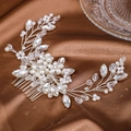 Detalle de peineta para novia con perlas y cristales sobre fondo de seda marrón - Plateado