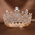 Vue détaillée d'une couronne de mariée dorée avec cristaux AB sur tissu en soie - Cercle Complet Diamants Colorés
