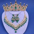 Vue détaillée de la parure de mariée avec pierres vert émeraude et accents dorés - Style Strass Vert Émeraude (Style 4)