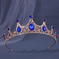 Détail d'une couronne baroque en alliage doré avec saphirs bleus et strass brillants - Strass Bleu Royal Or