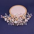 Peigne à cheveux mariée doré avec perles, feuilles en métal et strass sur fond bleu - Or Diamant Arc-en-ciel