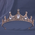 Détails de la couronne baroque dorée ornée de strass brillants et motifs de pétales - Or
