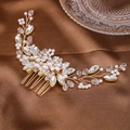 Peineta de novia dorada con perlas blancas y cristales sobre tela de seda elegante - Dorado