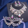 Vue détaillée du collier de mariée en strass et du masque papillon sur velours - Ensemble Masque AB Coloré Base Argent (Style 6)