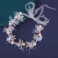 Elegante cerchietto da sposa con perle bianche, foglie dorate e piccoli fiori blu - Fascia in Lega Blu