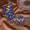 Primer plano detallado de peineta artesanal para novia con pedrería azul y perlas - Azul Real
