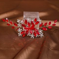 Détail du peigne à cheveux de mariée fait main avec cristaux rouges et perles - Bandeau / Rouge