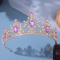 Elegante tiara da sposa dorata con cristalli viola a goccia e strass bianchi brillanti - Base Oro Strass Viola