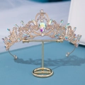 Corona da sposa dorata vintage con scintillanti cristalli AB su un supporto elegante - Oro con zircone multicolore