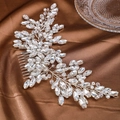 Détail du peigne de mariée avec strass marquise et perles sur fond de soie - Argent