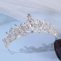 Elegante tiara da sposa argentata con strass di cristallo scintillante e centro a goccia - Argento