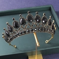 Couronne de mariée dorée vintage avec pierres noires sur support d'affichage chic - Base Or Strass Noir (HG212 Noir)