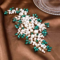 Peineta nupcial con perlas y cristales esmeralda sobre estructura floral dorada - Verde