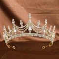 Elegante tiara da sposa dorata con cristalli scintillanti su sfondo di seta scura - Oro