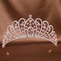 Nahaufnahme einer roségoldenen Hochzeit Krone mit rosa Strasssteinen auf Samtstoff - Gold Rosa