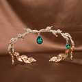 Détails macro d'une couronne de feuilles dorées avec gemmes vertes et cristaux - Or Vert