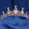 Couronne baroque dorée avec pierres de champagne sur fond de soie bleu foncé - Or Champagne Avec Zircon Blanc
