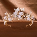 Détail d'une couronne de mariée dorée avec fleurs mauves, papillons en métal et perles - Or