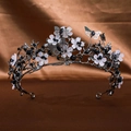 Détail d'une couronne de mariée gothique avec papillons évidés et fleurs blanches - Noir