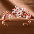 Détails de couronne de mariée avec papillon doré, cristaux rouges et fleurs blanches - Rouge