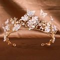 Détail d'une couronne de mariée dorée avec papillon, fleurs mates et cristaux sur soie - Zircon Coloré
