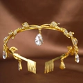 Exquisite goldene Brautkrone mit Kristallblattmustern und elegantem Stirnanhänger - Goldener Haarkamm