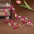 Elegante enredadera de pelo para novia con cristales fucsia y hojas doradas para bodas - Rosa Roja