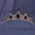 Gouden barokke tiara met zwarte edelstenen en witte strass op een blauw oppervlak - Goud Zwart