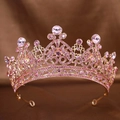 Elegante tiara da sposa dorata con cristalli rosa e intricati motivi a traforo - Rosa
