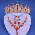 Conjunto de joyas nupciales doradas con cristales rojos que incluye corona, collar y pendientes - Estilo de Corte Rojo con Diamante de Imitación (Estilo 16)